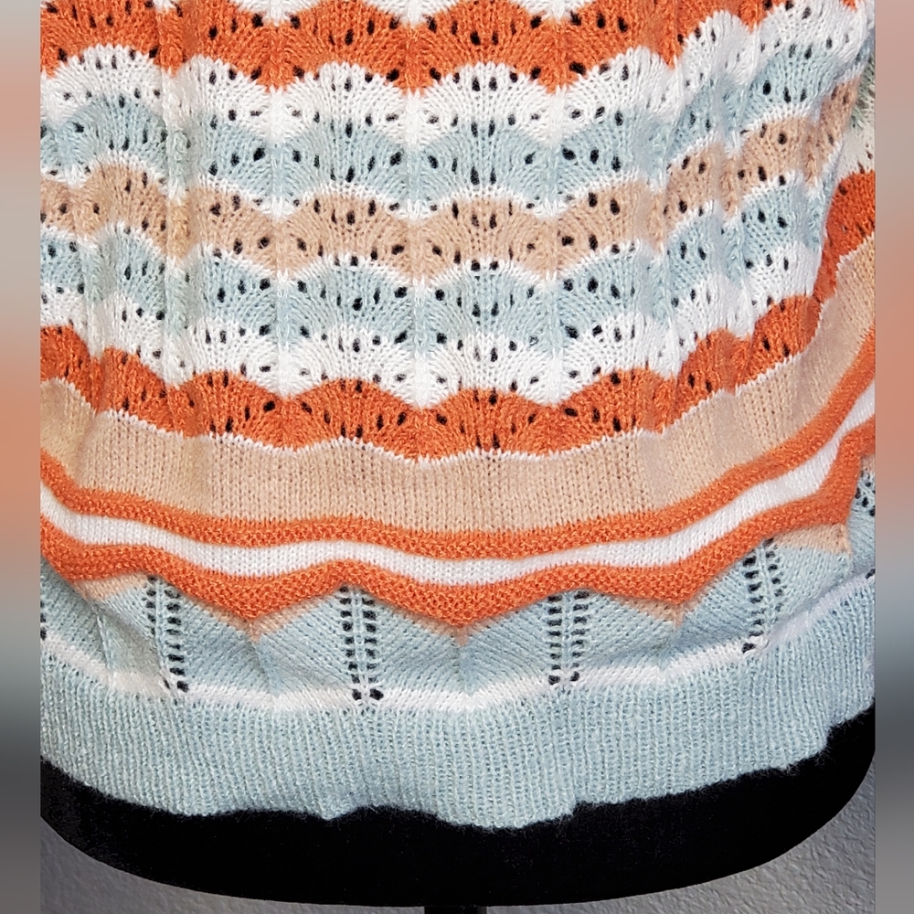 Beautiful Patterned Knit Sweater - Picture 4 of 6